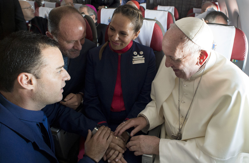 Die beiden Flubegleiter Carlos Ciuffardi (l) und Paola Podest werden am 18.01.2018 auf dem Flug von Santiago de Chile nach Iquique von Papst Franziskus getraut. 