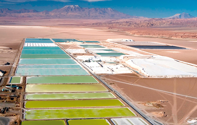 El Salar de Atacama se ubica más de 300 kilómetros al nordeste de la ciudad chilena de Antofagasta, a una altura de 2.300 metros. Aquí se encuentra el 25 por ciento de todas las reservas mundiales de litio. En este momento, las empresas SQM y Albemarle procesan el metal alcalino.