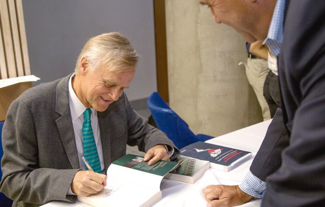 Der Ökonom Klaus Schmidt-Hebbel signiert Bücher bei der Vorstellung seines neuen Werkes in Santiago de Chile.