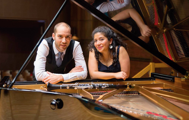 La pianista chillaneja Daniela Saavedra junto a Miguel Dopazo, con quien conforma el Dúo Aura Australis.