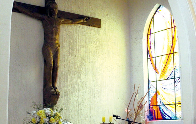 Das neue Fenster neben dem Christuskreuz in der evangelisch-lutherischen Kirche El Redentor