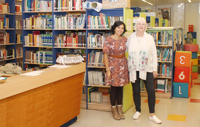 Javiera Zamorano und Karin Gerber leiten die Bibliothek der Thomas-Morus-Schule