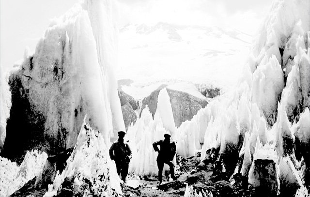 Die alte Aufnahme aus den Beständen des Deutschen Andenvereins (DAV) Santiago zeigt Bergsteiger im Büßerschnee (penitentes) samt Gletscherwände.