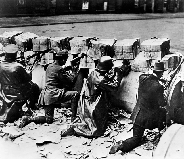 Kampf zwischen den Interessengruppen: Anhänger der Kommunistischen Partei hinter Barrikaden aus Papierrollen am 11. Januar 1919 in München.