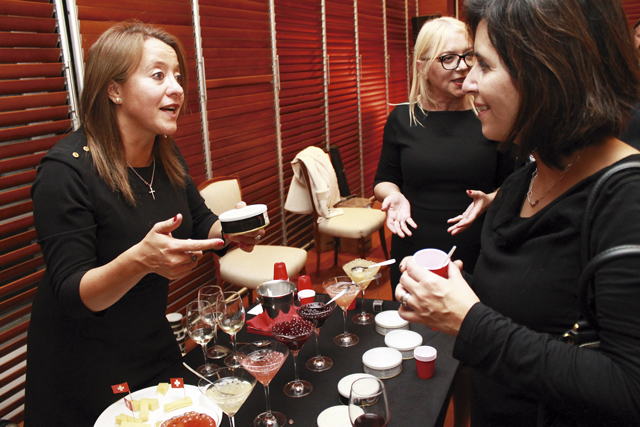 Andrea Sánchez präsentiert Valentina Rojas die Weinperlen auf dem Empfang zum schweizerischen Nationalfeiertag in Santiago de Chile.