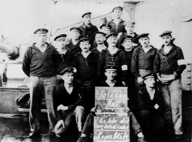 Der Kieler Matrosenaufstand gab den Impuls zur reichsweiten Novemberrevolution: Soldatenrat an Bord des Linienschiffs «Prinzregent Luitpold»