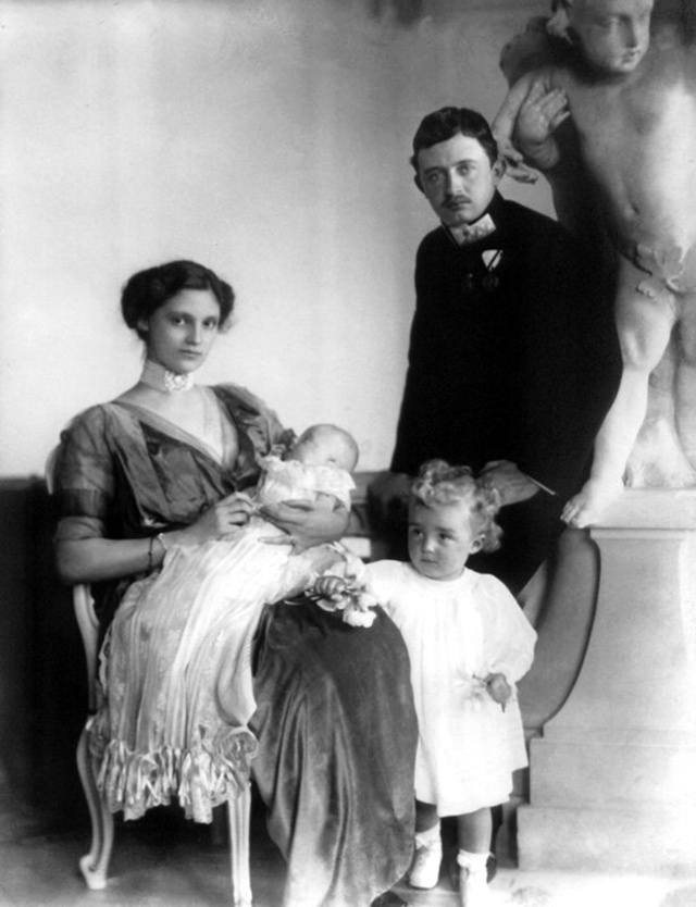 Kaiser Karl von Österreich neben seiner Frau, Kaiserin Zita, der Tochter Adelheit und Sohn Otto: Karl von Habsburg war der letzte regierende Kaiser von Österreich und König von Ungarn. Foto: PA/dpa