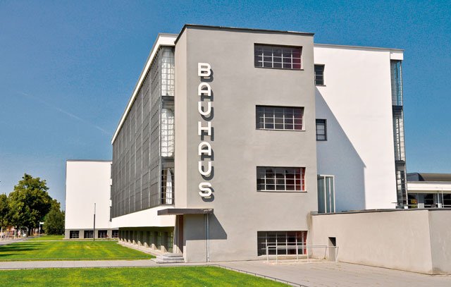 Das von Walter Gropius 1926 entworfene Gebäude der Bauhaus-Schule in Dessau wurde 1926 eingeweiht. Dort begann die Zusammenarbeit mit der Industrie. 