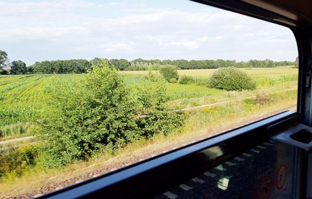 Fahren mit der Deutschen Bahn - Blick aus dem Zugabteil. Hier im Foto nicht zu sehen: der angenehme Fahrtwind. Foto: Arne Dettmann 