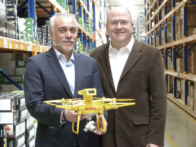 Alvaro Arratia und Germán Arango von Supply Chain DHL Logistics stellen die Kameradrohne vor.