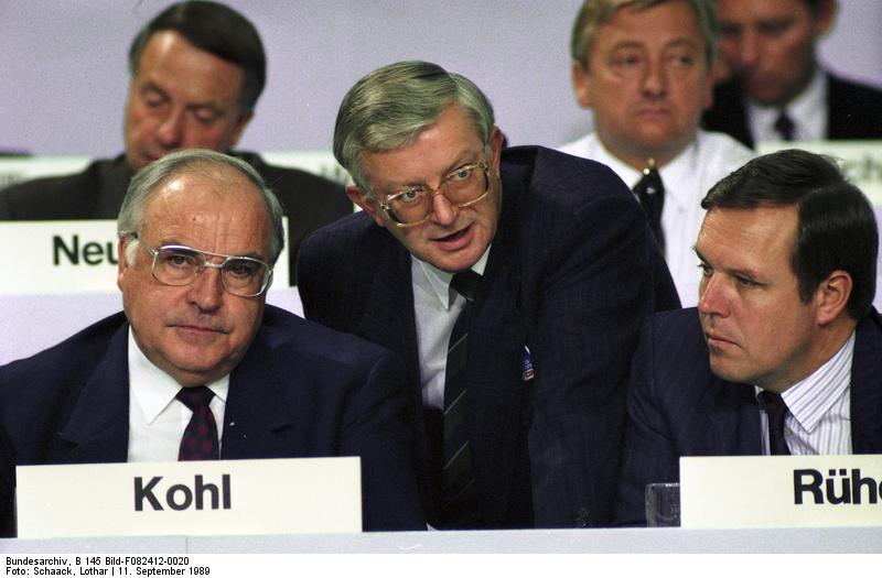 37. Bundesparteitag der CDU in der Bremer Stadthalle 1989, Rudolf Seiters in der Mitte