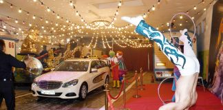 Eine Waschanlage mit Clowns – mit diesem Einfall trotzt der Circus Krone der Pandemie.